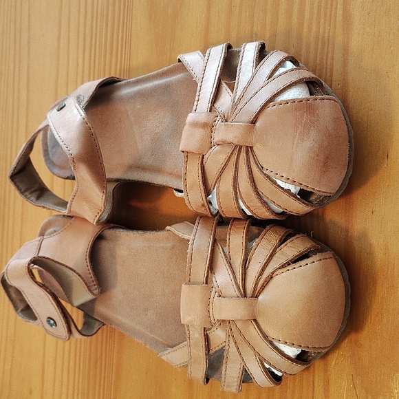 Earth Origins Tan Women's Sandals - Picture 1 of 7